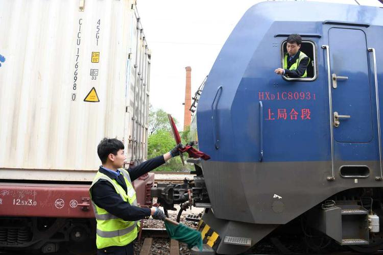 亿博电竞 亿博官网新华全媒+丨“穿越”劳动一线看奋斗｜“钢铁驼队”：跑出中欧班列“第一棒”(图7)