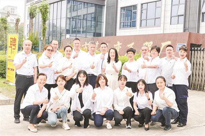 亿博电竞 亿博官网守正创新 成功探索出一条专精特新的发展道路——饶兴宁厂长带领下的四川特种变压器厂发展纪实(图2)